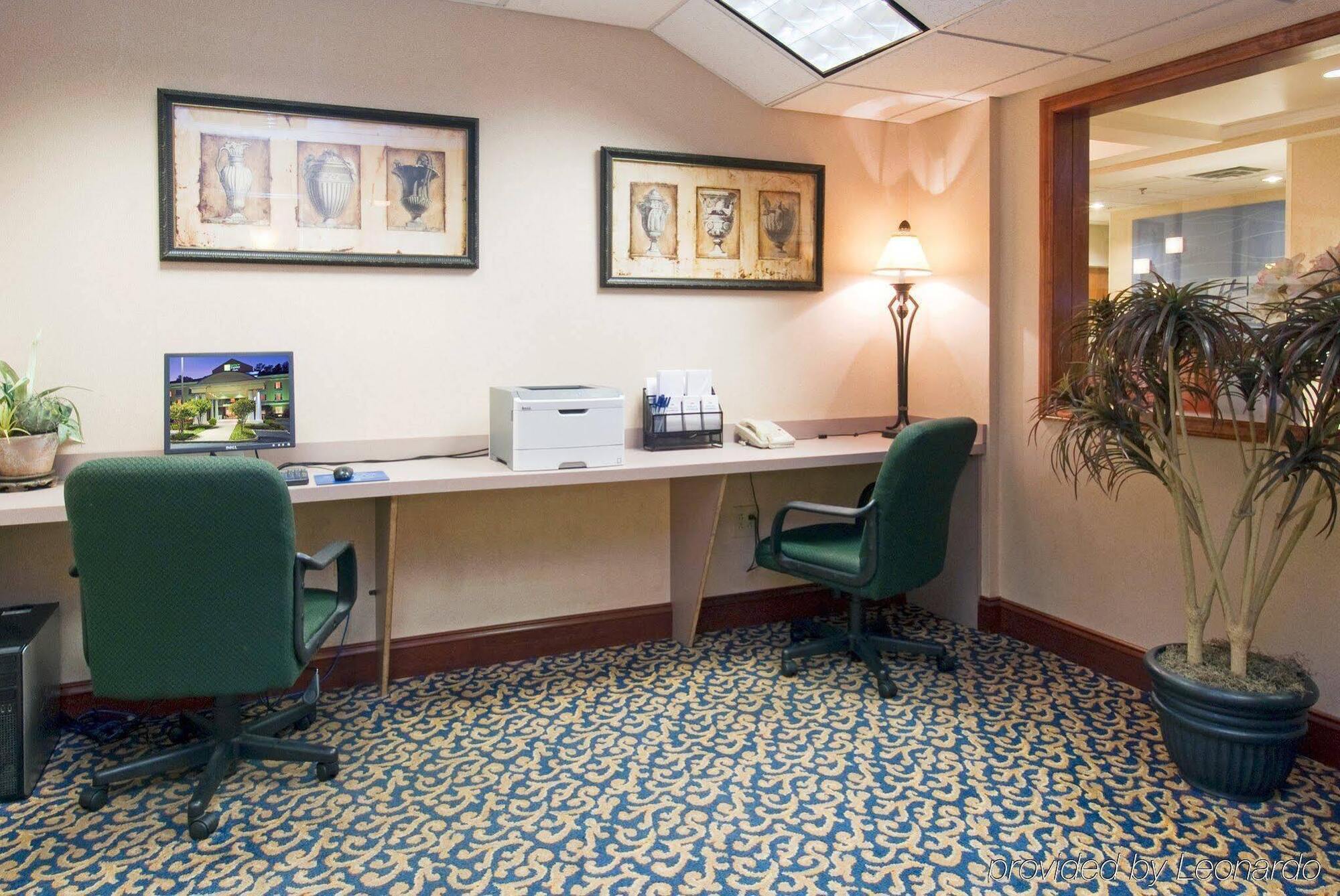 Holiday Inn Express Hotel & Suites Emporia By Ihg Exteriör bild